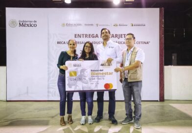Encabezó Alcalde Carlos Peña Ortiz Segunda Entrega de Becas Rita Cetina Este Lunes