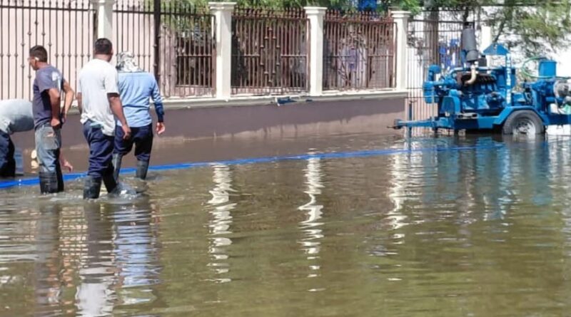 Trabaja Gobierno de Matamoros en Bajar Niveles de Agua en la colonia Las Norias