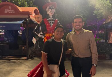 Alcalde Beto Granados Recorrió la Plaza Principal para Saludar a los Visitantes que Apreciaban la Exhibición de Catrinas y Catrines