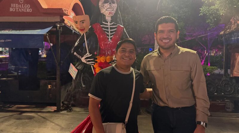 Alcalde Beto Granados Recorrió la Plaza Principal para Saludar a los Visitantes que Apreciaban la Exhibición de Catrinas y Catrines